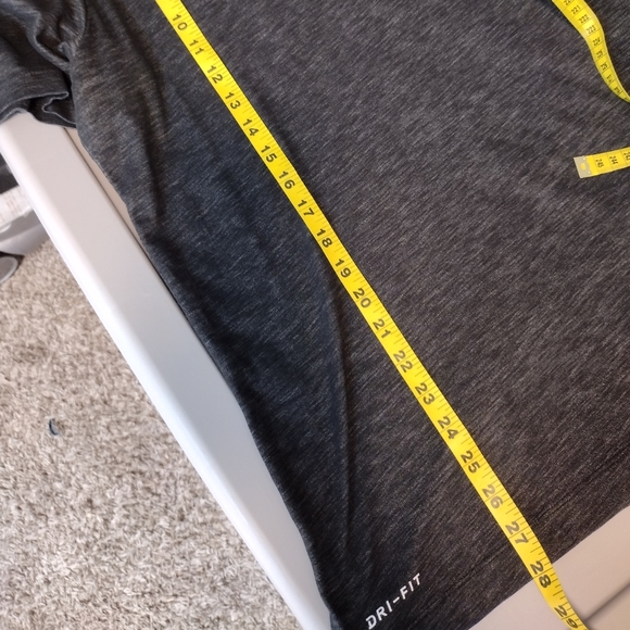 The Nike Tee Dri-Fit short sleeve Just Do It graphic t-shirt crewneck boxy fit - Picture 9 of 11